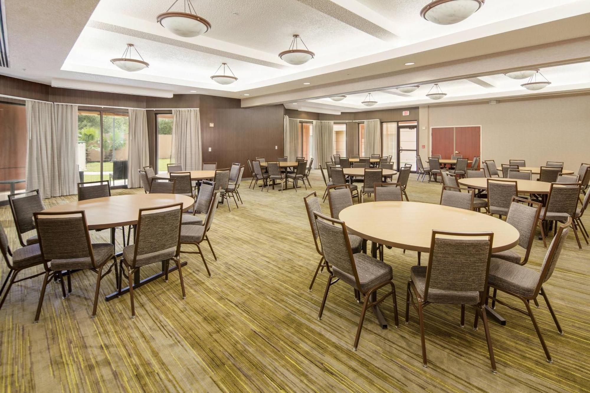 Courtyard By Marriott Bryan College Station Hotel Exterior photo